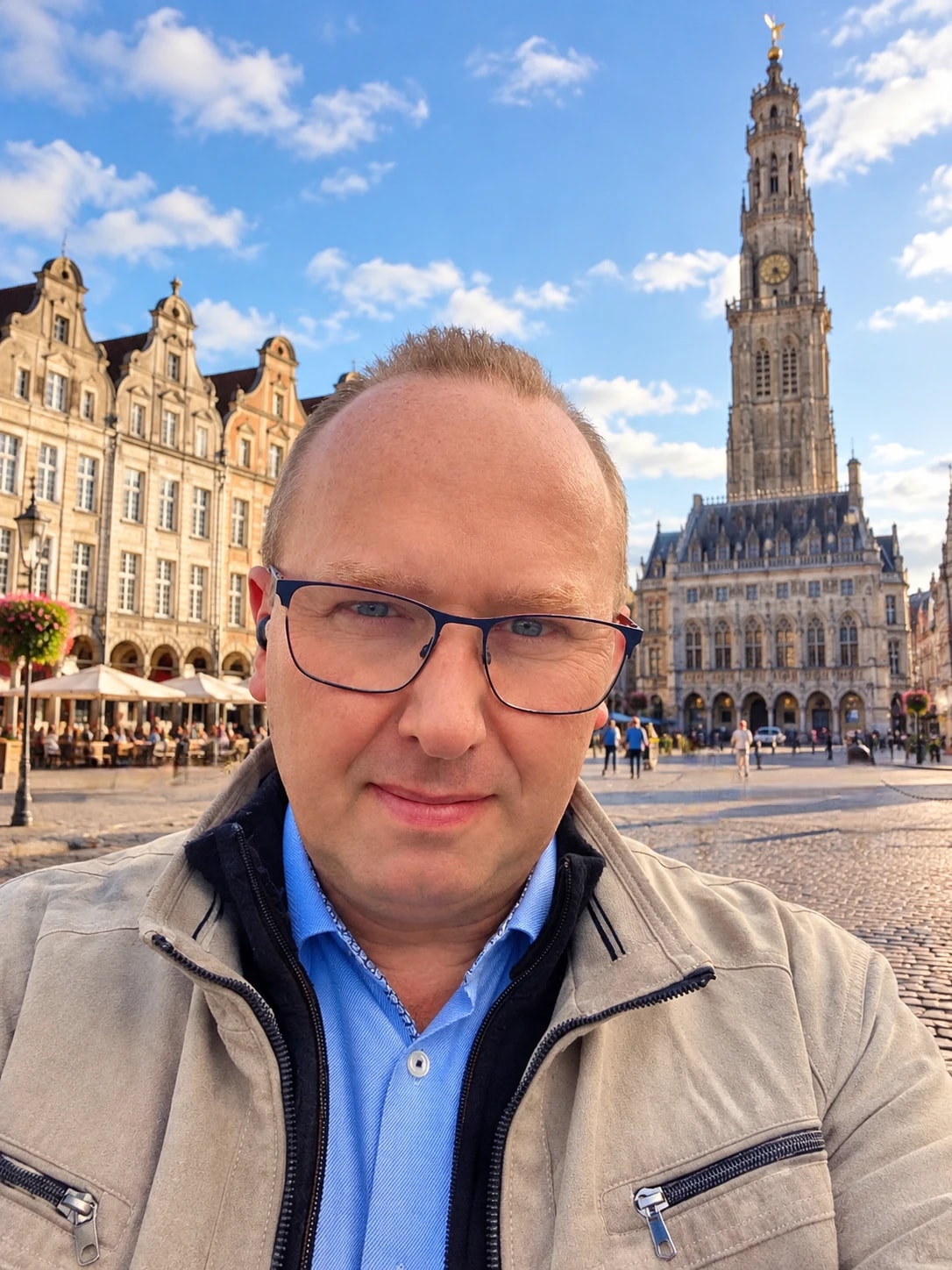Jérôme, développeur web indépendant de L'Esprit D'Clik, avec le beffroi d'Arras en arrière-plan